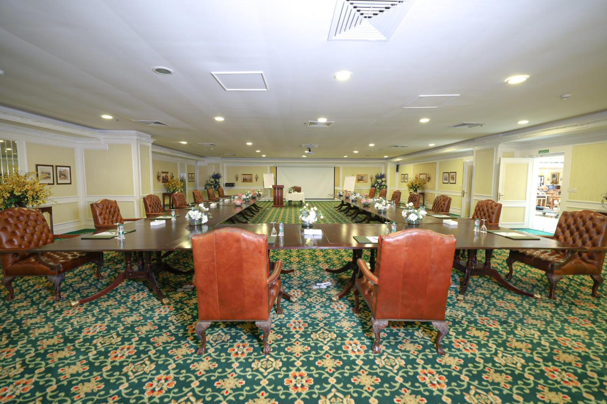 Habitat All Suites, El-Huber Dış mekan fotoğraf The boardroom at the 1901 Club