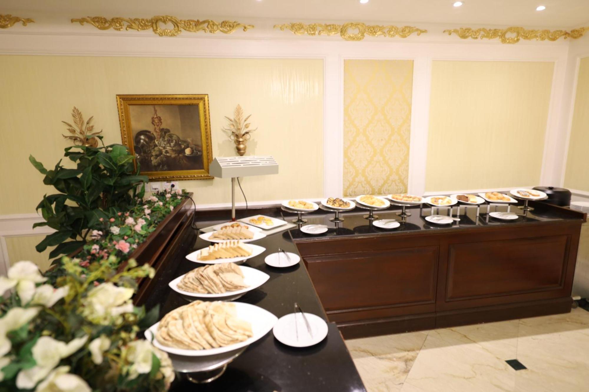 Habitat All Suites, El-Huber Dış mekan fotoğraf A buffet at a hotel