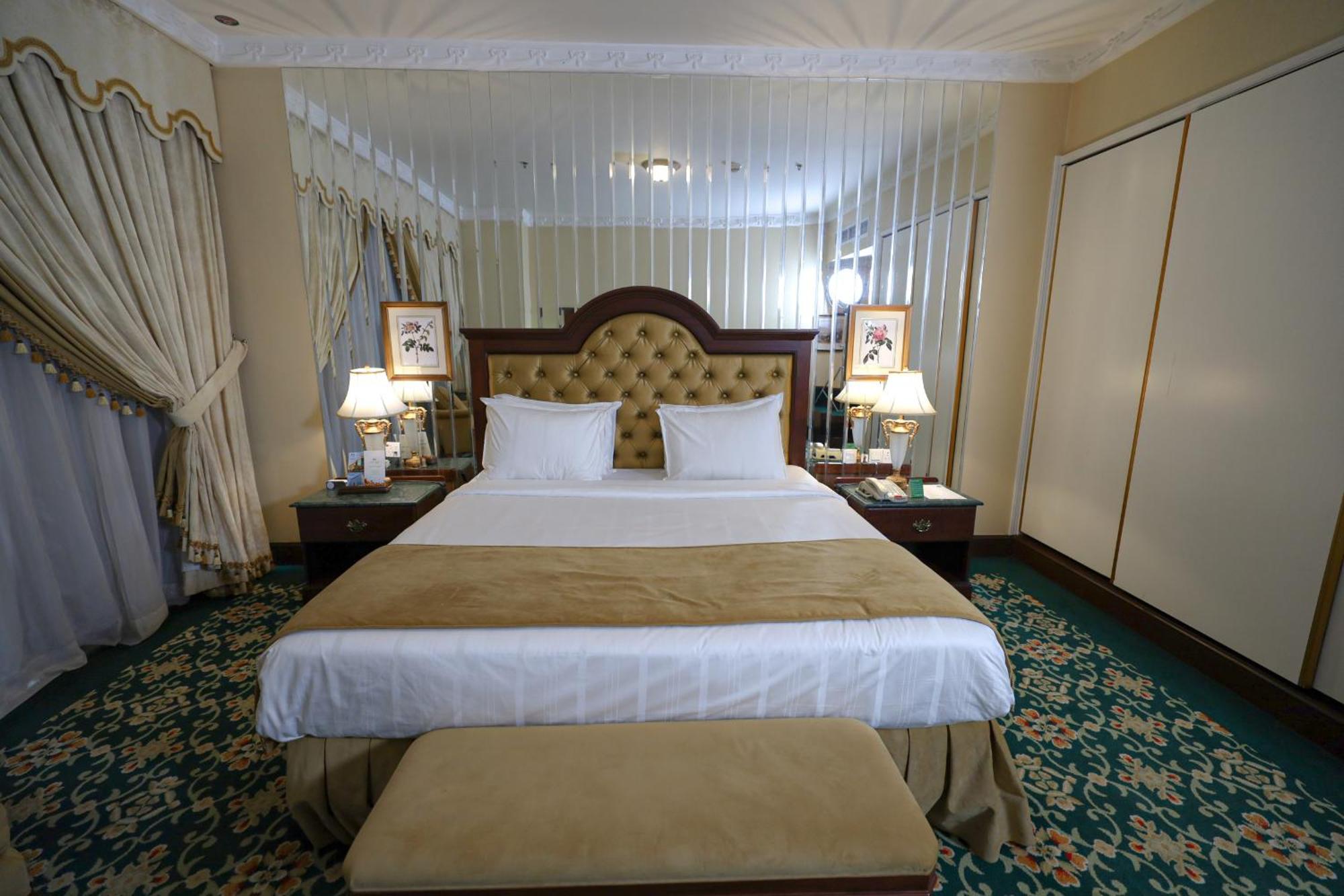 Habitat All Suites, El-Huber Dış mekan fotoğraf A bedroom at the Grand Hotel