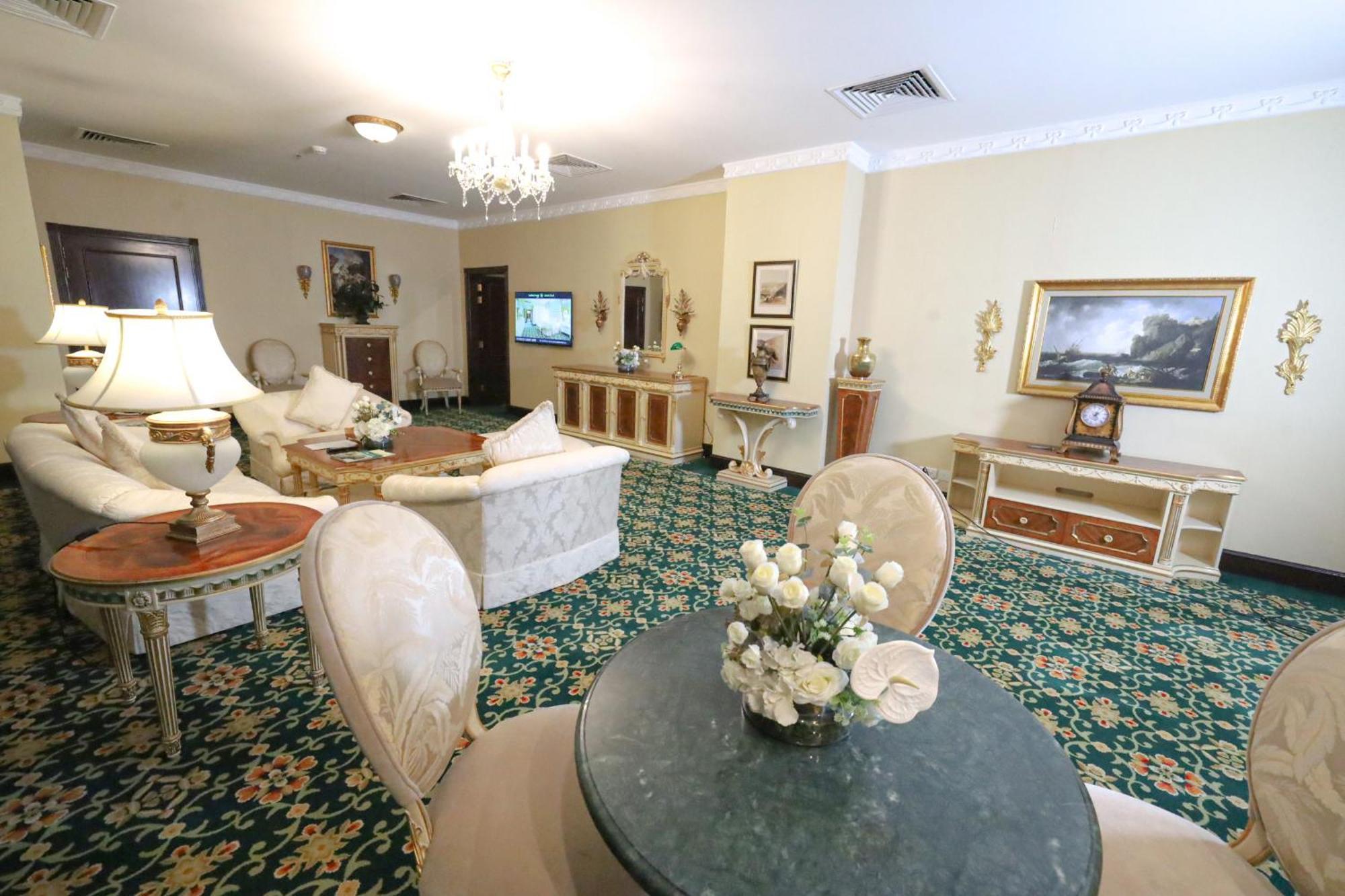 Habitat All Suites, El-Huber Dış mekan fotoğraf The living room of the Vice Presidential Suite